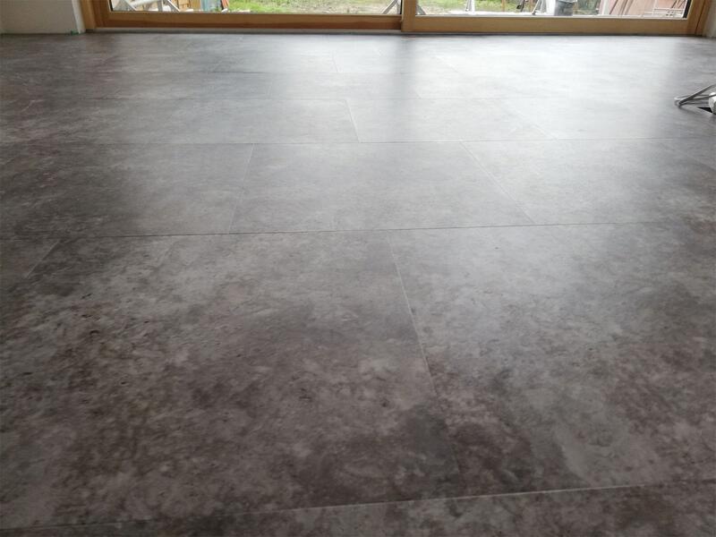 Designboden in Fliesenoptik